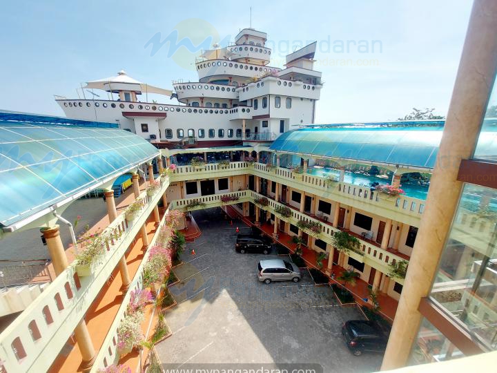   Tampilan Area Parkir Krisna Beach Hotel Pangandaran